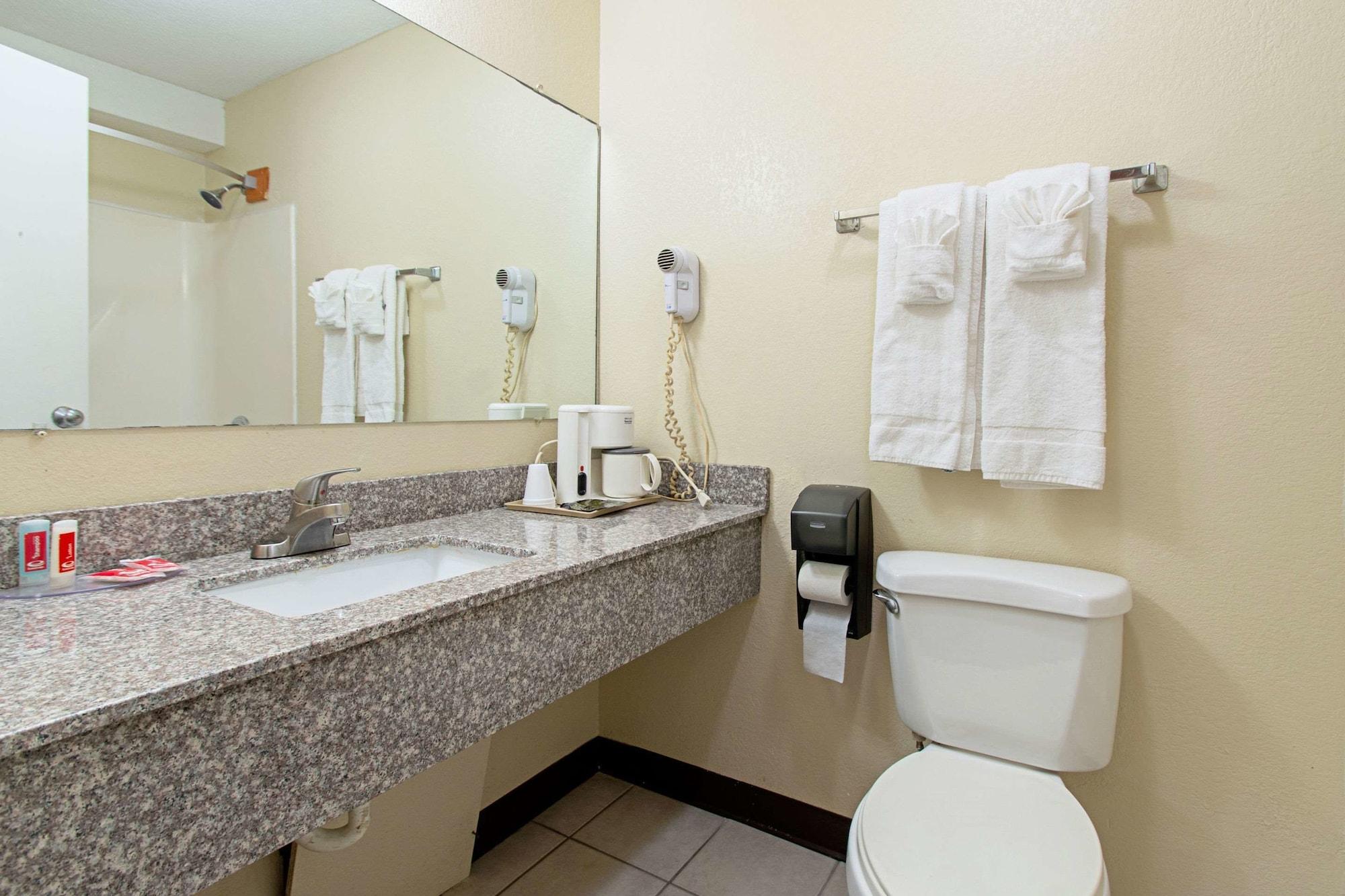 Econo Lodge Ютіка Екстер'єр фото