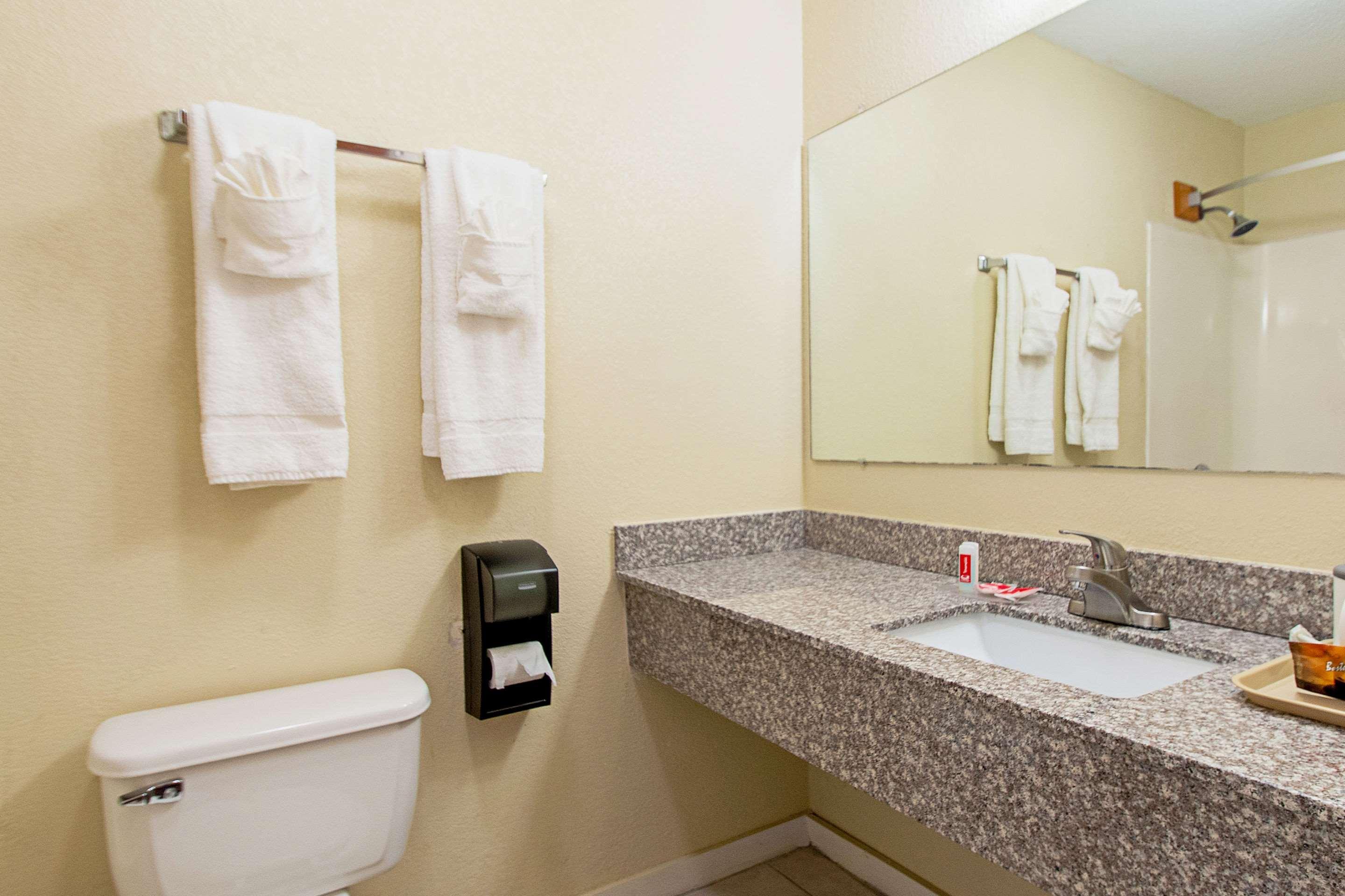 Econo Lodge Ютіка Екстер'єр фото