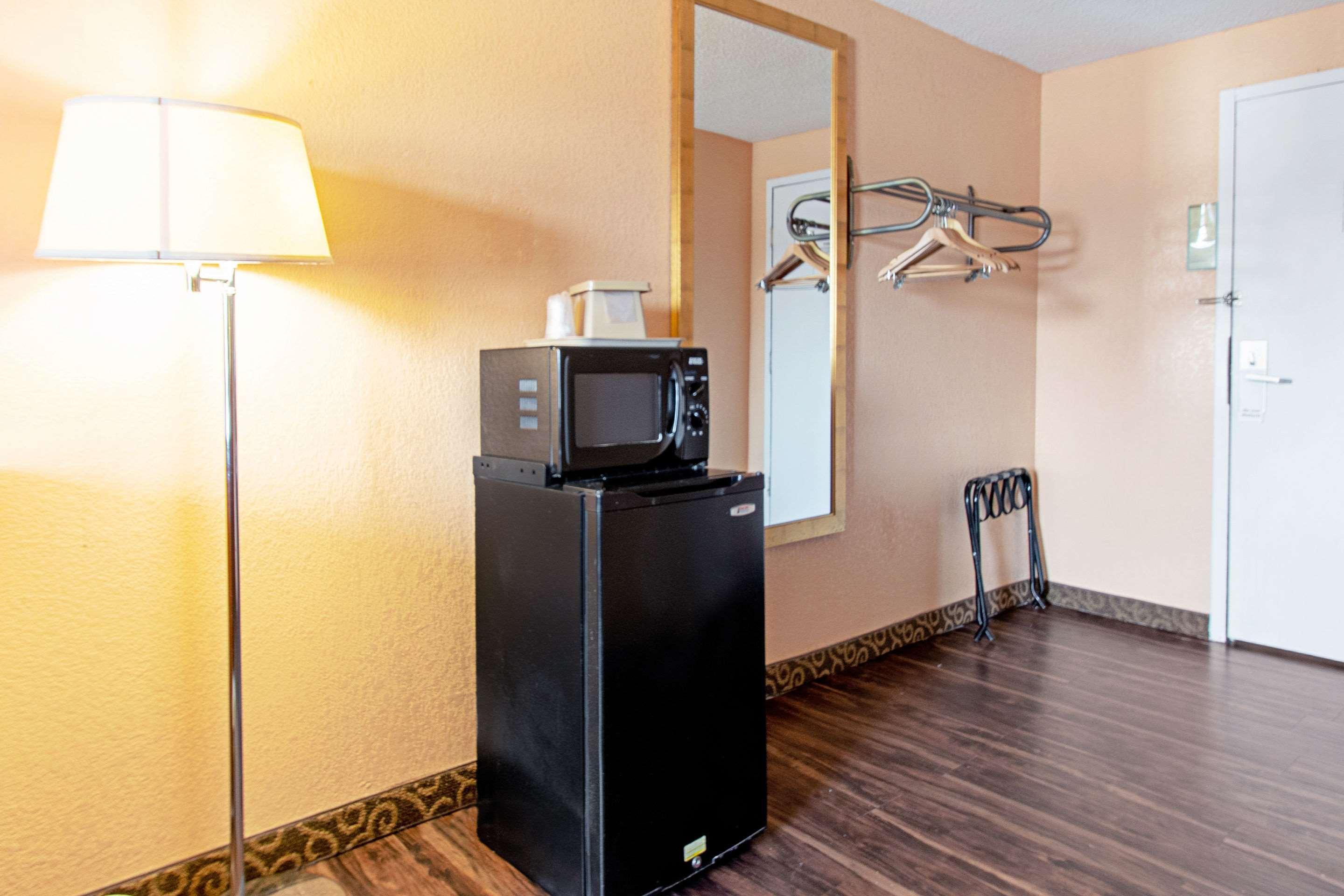 Econo Lodge Ютіка Екстер'єр фото