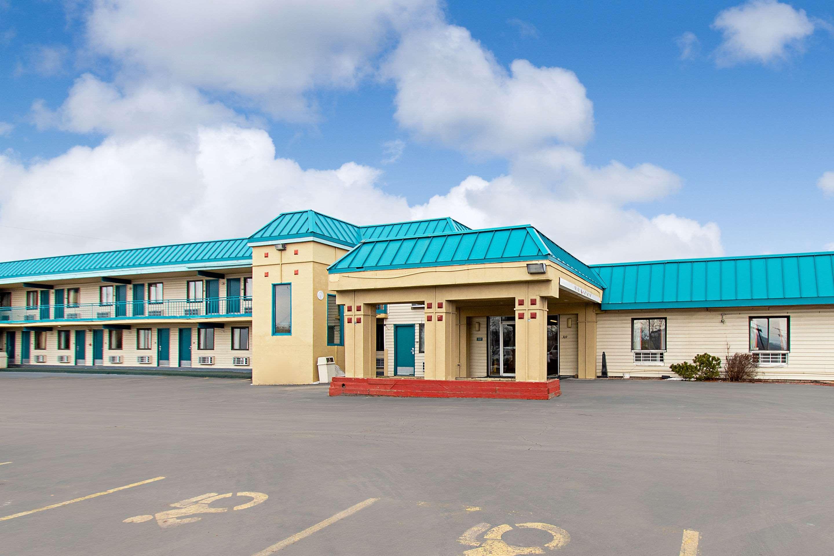 Econo Lodge Ютіка Екстер'єр фото