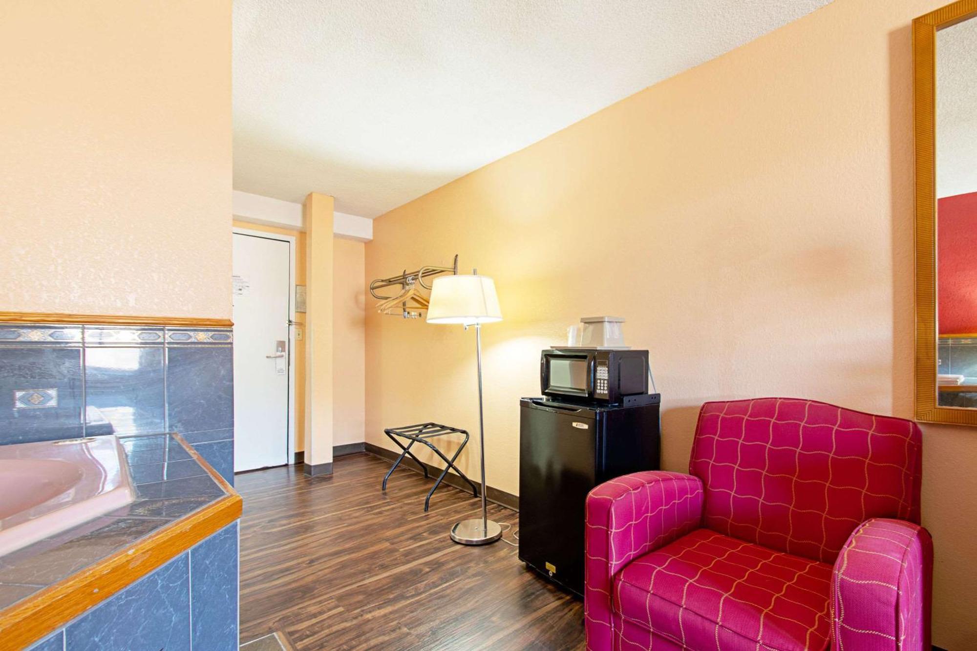 Econo Lodge Ютіка Екстер'єр фото